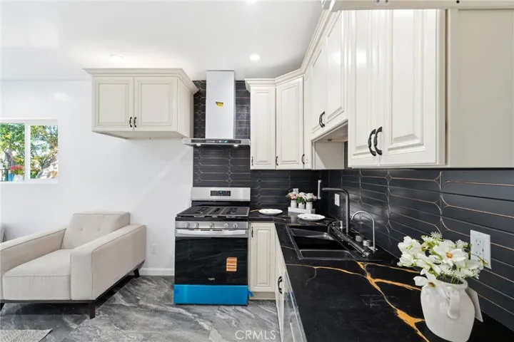 18114 Schoenborn, Northridge, California 91325