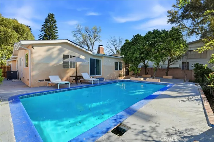 18114 Schoenborn, Northridge, California 91325