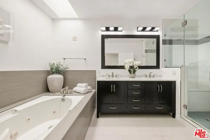 14100 Dickens Street 2, Sherman Oaks, California 91423