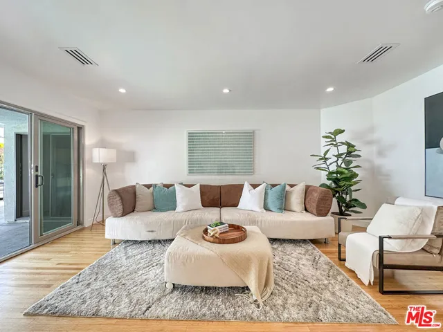 5810 S Halm Avenue, Los Angeles, California 90056