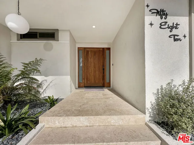 5810 S Halm Avenue, Los Angeles, California 90056