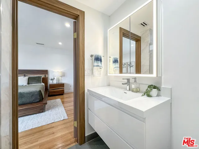 5810 S Halm Avenue, Los Angeles, California 90056