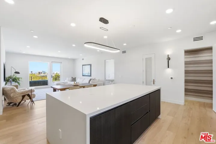 505 S Barrington Avenue 406, Los Angeles, California 90049