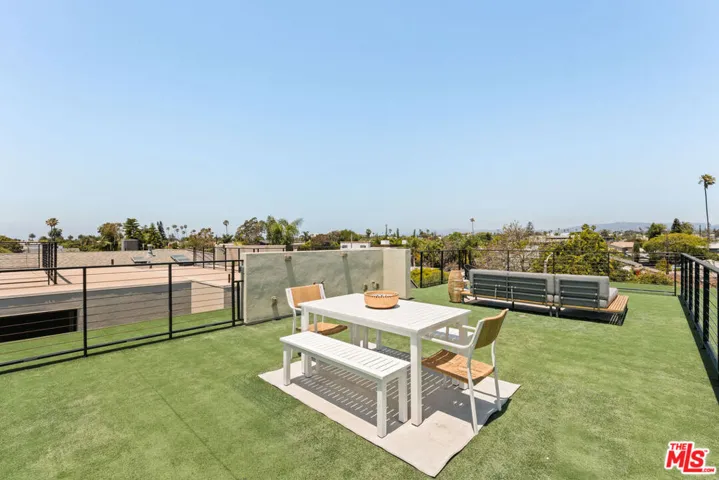 732 Indiana Avenue, Venice, California 90291