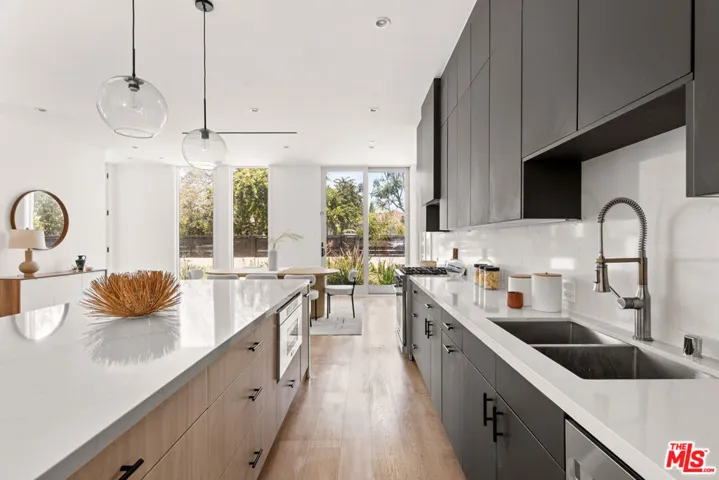 732 Indiana Avenue, Venice, California 90291