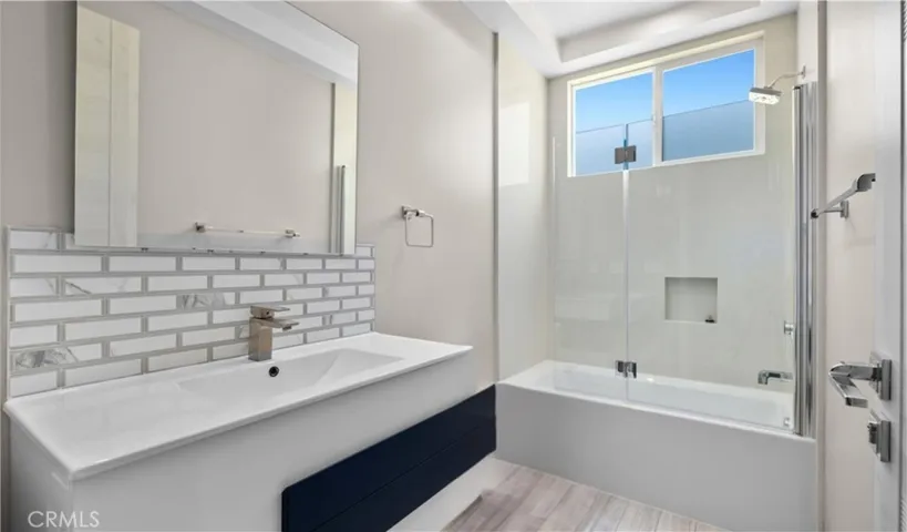 Full Guest Bath Available in Case Loft is Used for Guests
