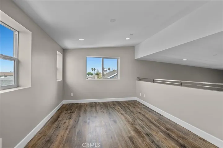 Loft-Extra Bonus Space for an Office or Bonus Room for Guests