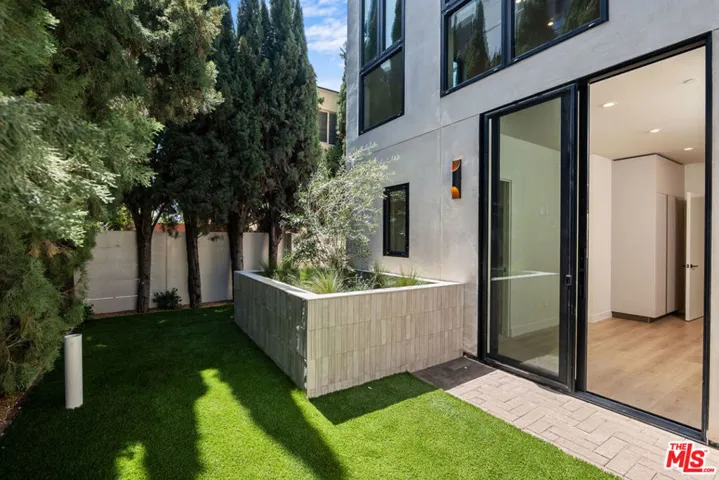 428 Arnaz Drive, Los Angeles, California 90048