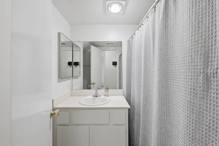 2633 Regent Road, Carlsbad, California 92010