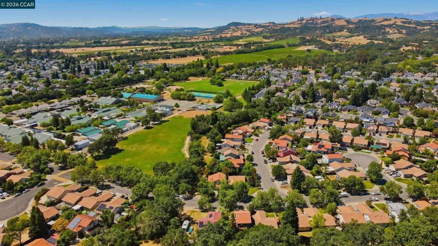 862 Foothill Dr, Windsor, California 95492