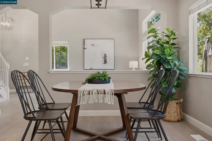 862 Foothill Dr, Windsor, California 95492