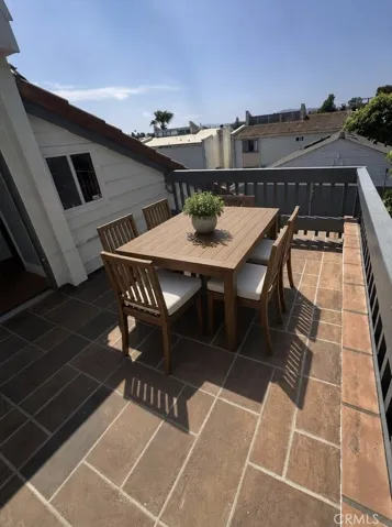 Roof top deck w/ alfresco dining virtually staged.