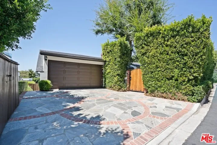 13009 Greenleaf Street, Studio City, California 91604