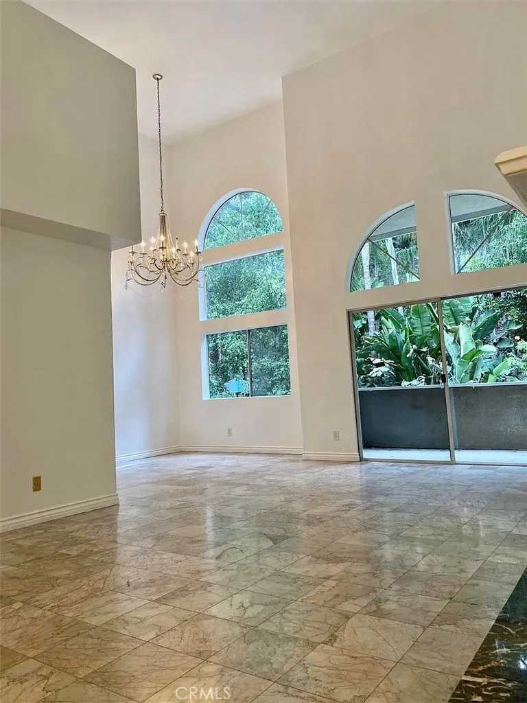 Light and bright with large windows & high ceilings Light and bright with large windows & high ceilings