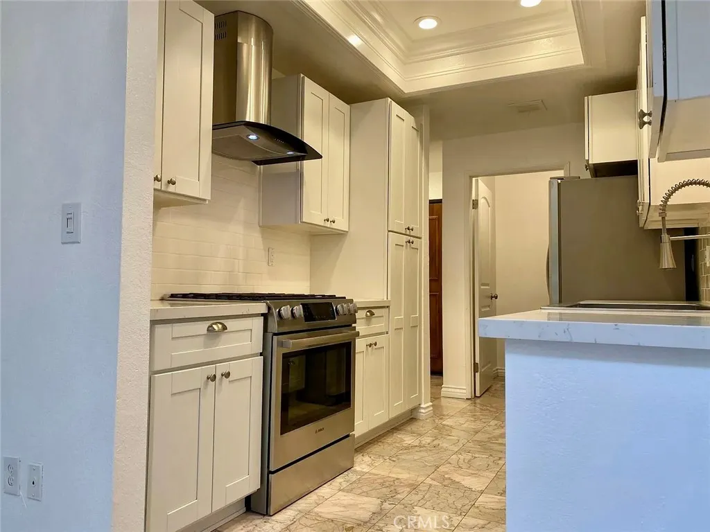 Bosch range, soft close drawers and cabinets