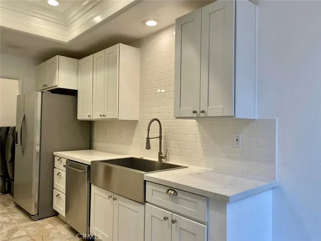 Stainless farm style sink, Bosch dishwasher, quartz countertops