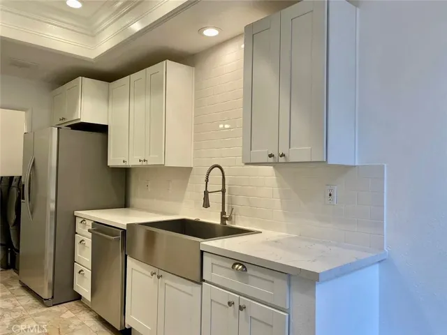 Stainless farm style sink, Bosch dishwasher, quartz countertops