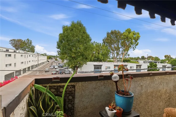 18530 Hatteras Street 337, Tarzana, California 91356