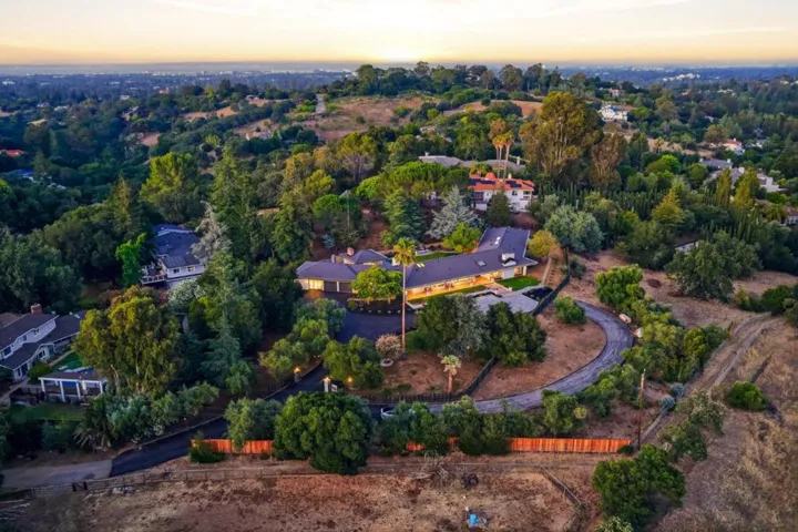 26201 Dori Lane, Los Altos Hills, California 94022
