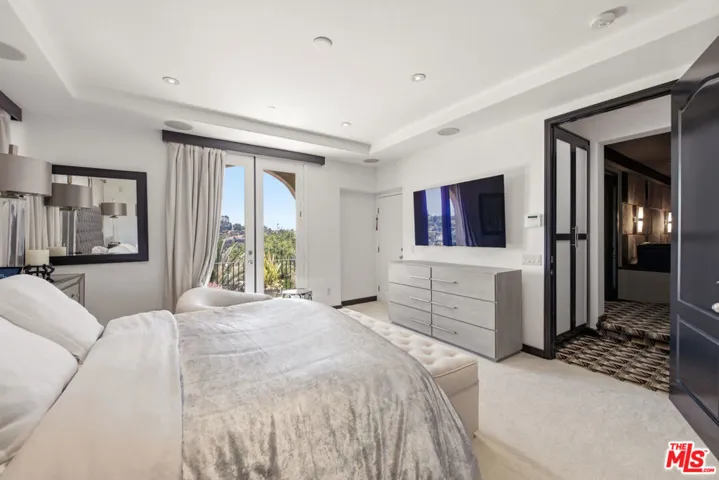 Main bedroom, walk in closet,