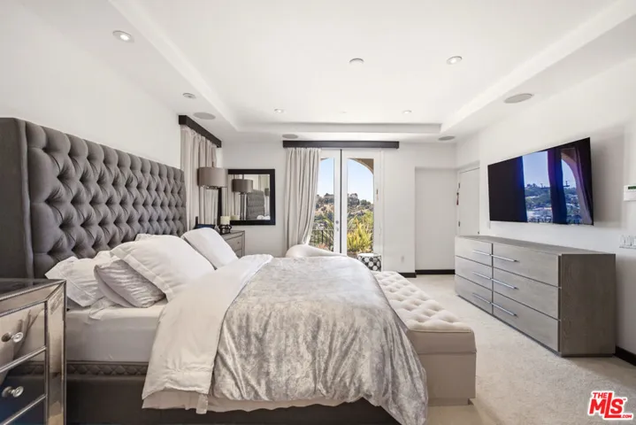Generously sized main bed