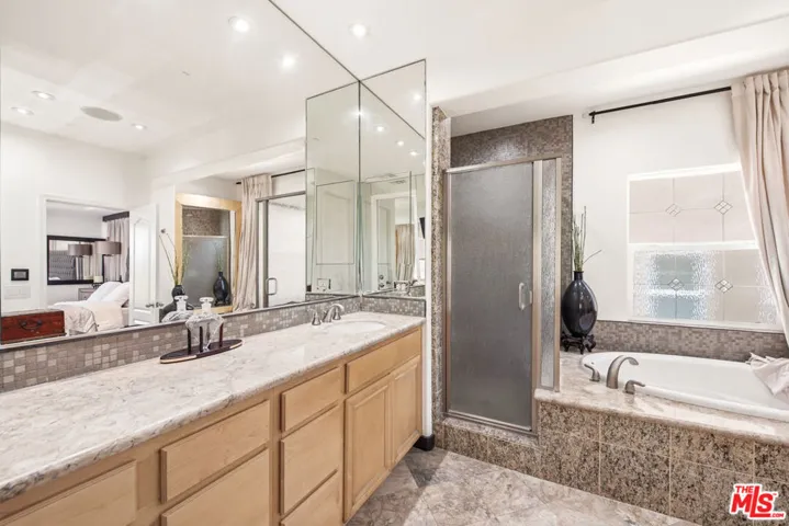 Privacy glass over tub