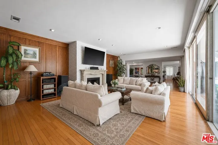 1902 Coldwater Canyon Drive, Beverly Hills, California 90210