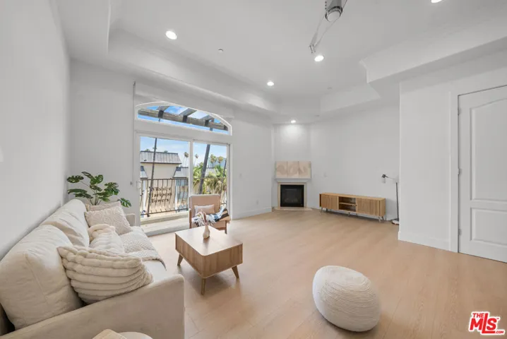 309 S Mariposa Avenue 301, Los Angeles, California 90020