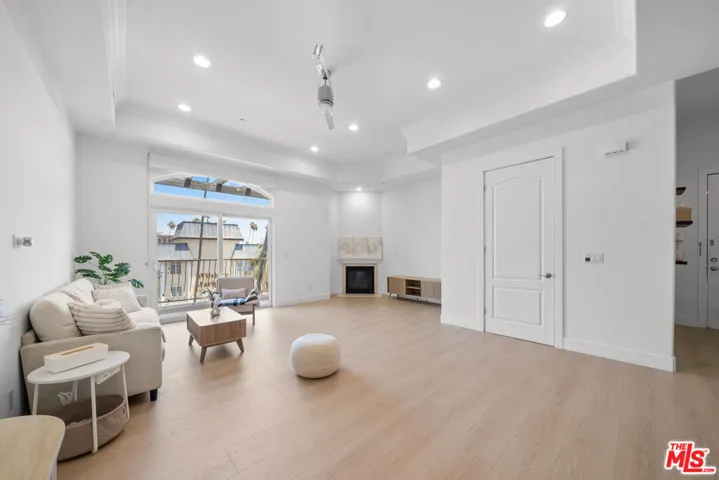 309 S Mariposa Avenue 301, Los Angeles, California 90020