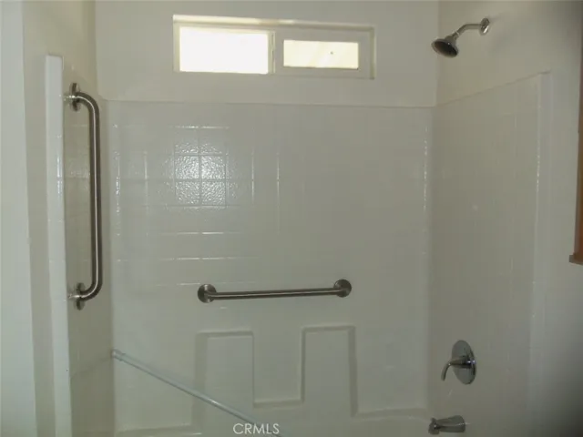 Main bath w/ 1 piece tub shower
