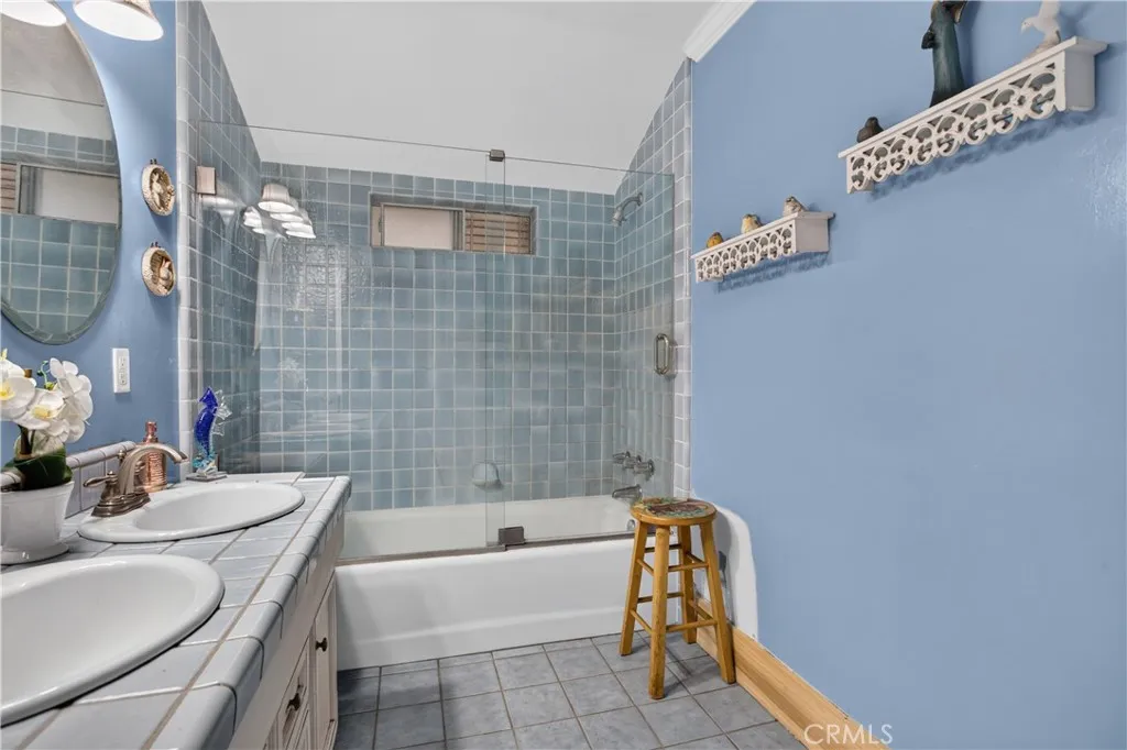 Bathroom, Dual Sinks