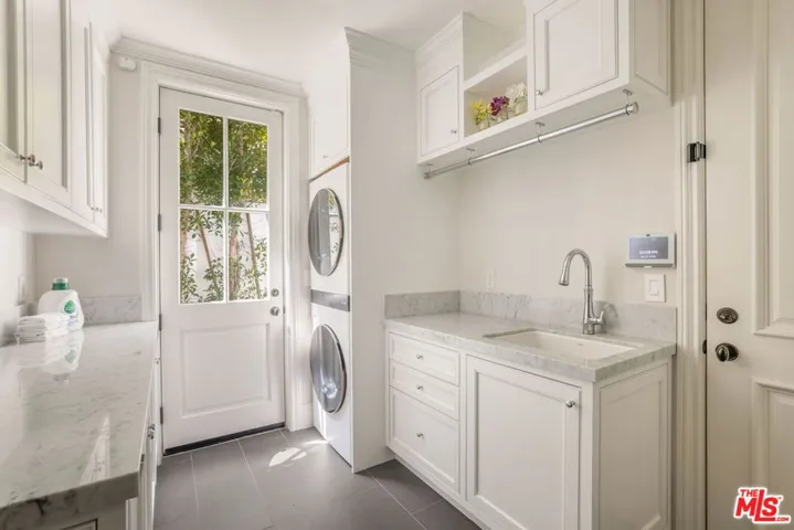 981 Amherst Avenue, Los Angeles, California 90049