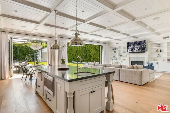 981 Amherst Avenue, Los Angeles, California 90049