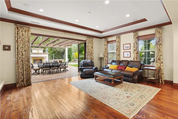 Expansive Cantina doors open effortlessly to the inviting backyard, ideal for indoor-outdoor entertaining.