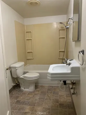 Duplex studio bathroom