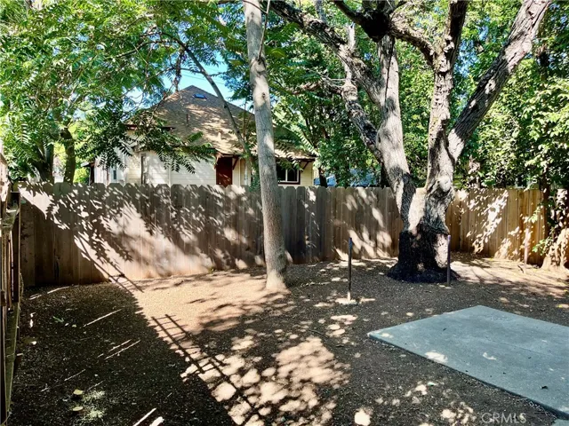 Duplex one bedroom yard