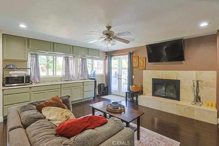 1932 Kellogg, Corona, California 92879