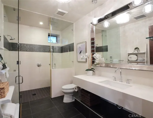 En-Suite Bathroom in Media Room/Office/4th Bedroom