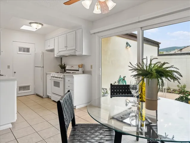 Dinning room to kitchen
