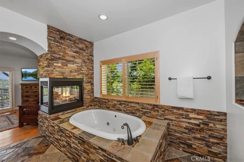 Primary bathroom en-suite