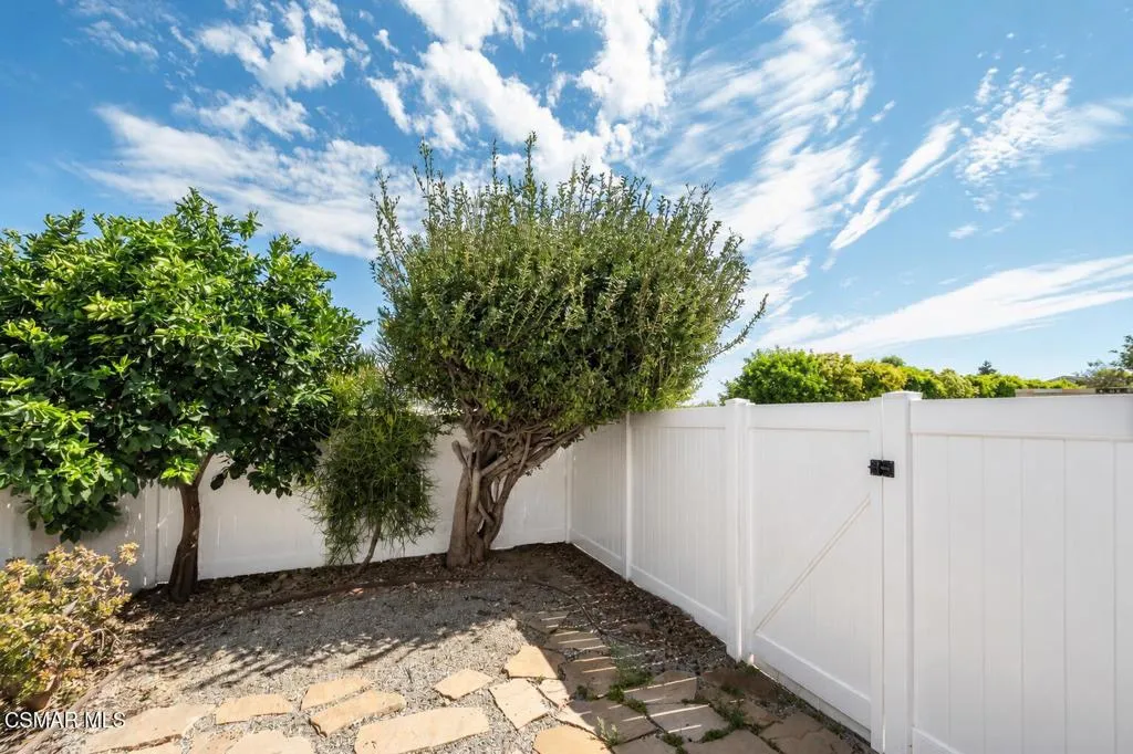 Highwood Vinyl fence 1