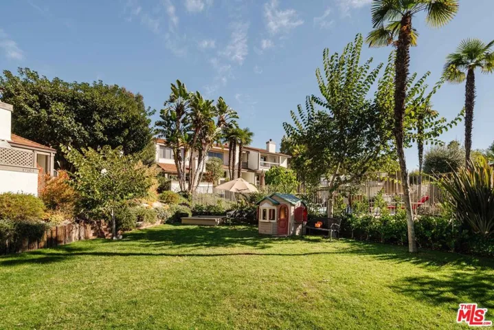 17158 Palisades Circle, Pacific Palisades, California 90272