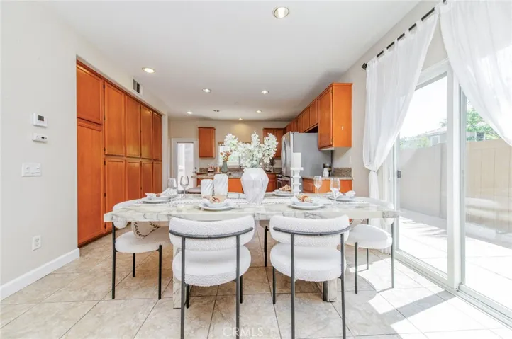 Spacious dining & a breakfast bar for casual dining and social gatherings