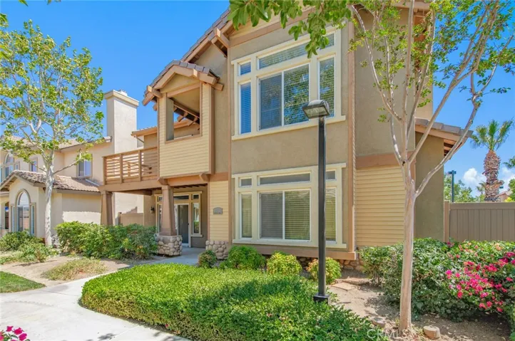 Detached single-family with 4 spacious bedrooms & a large home office