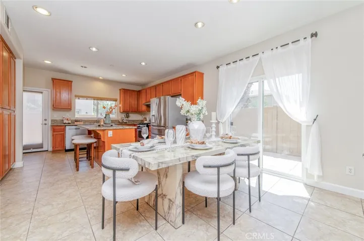 Spacious dining & a breakfast bar for casual dining and social gatherings