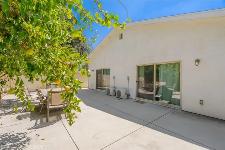 10228 Encino Avenue, Northridge, California 91325