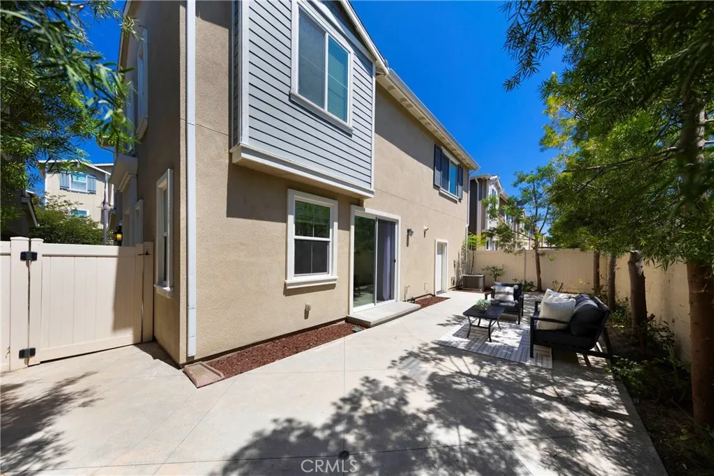 Spacious back yard for entertaining