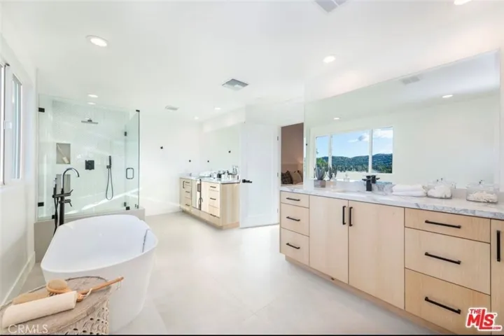 23534 Aetna, Woodland Hills, California 91367