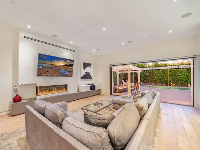 619 S Orange, Los Angeles, California 90036