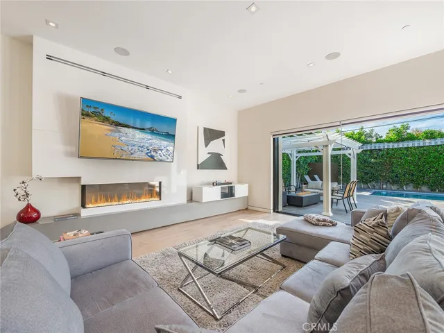 619 S Orange, Los Angeles, California 90036
